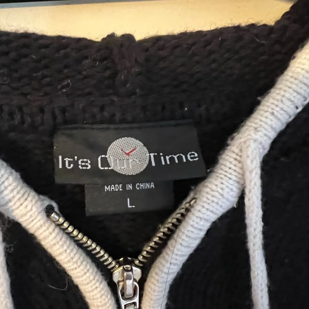 Zip Front Sweater Hoodie w/Snowflakes & PomPom Details - Picture 3 of 5